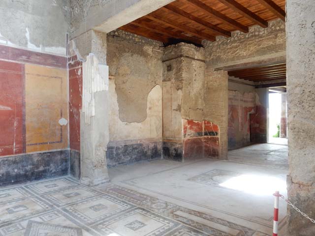 I.7.1 Pompeii. December 2005. Vicolo di Paquius Proculus looking south. I.6

