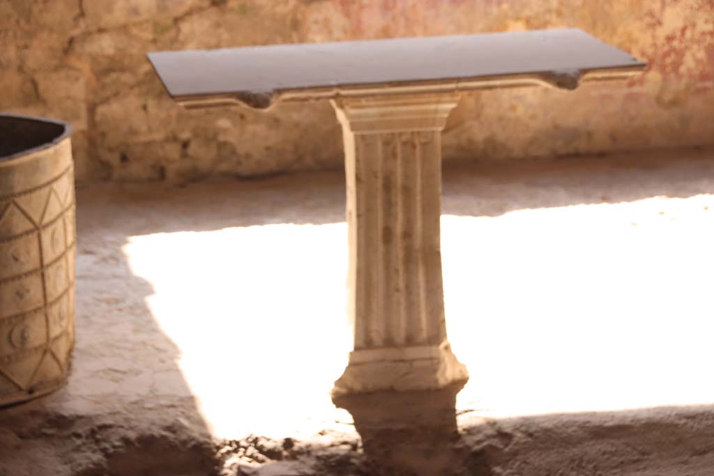 I.7.3 Pompeii. September 2019. Table at south end of impluvium in atrium. Photo courtesy of Klaus Heese.

