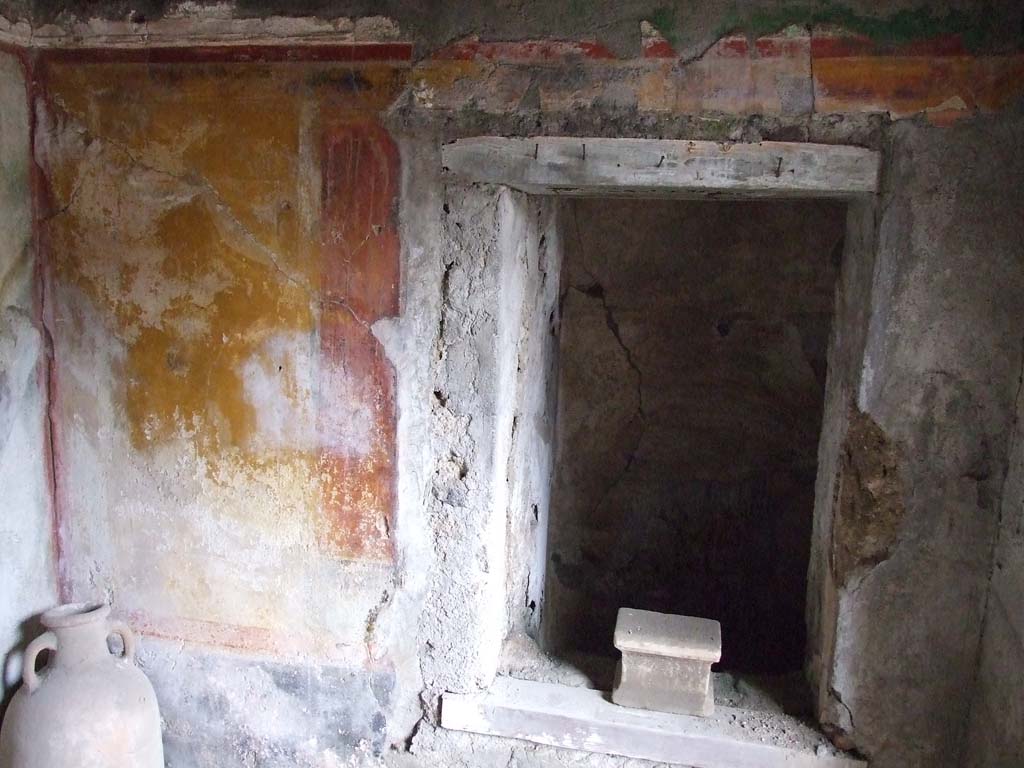 I.7.7 Pompeii. December 2006. North wall with niche and altar, in cubiculum on west side of atrium.