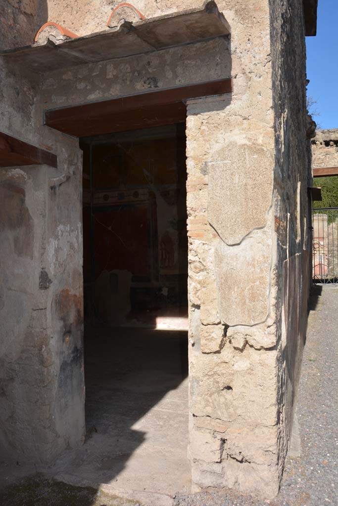 I.7.7 Pompeii. October 2019. 
Doorway into triclinium on north side of atrium, with entrance corridor, on right.
Foto Annette Haug, ERC Grant 681269 DÉCOR.
