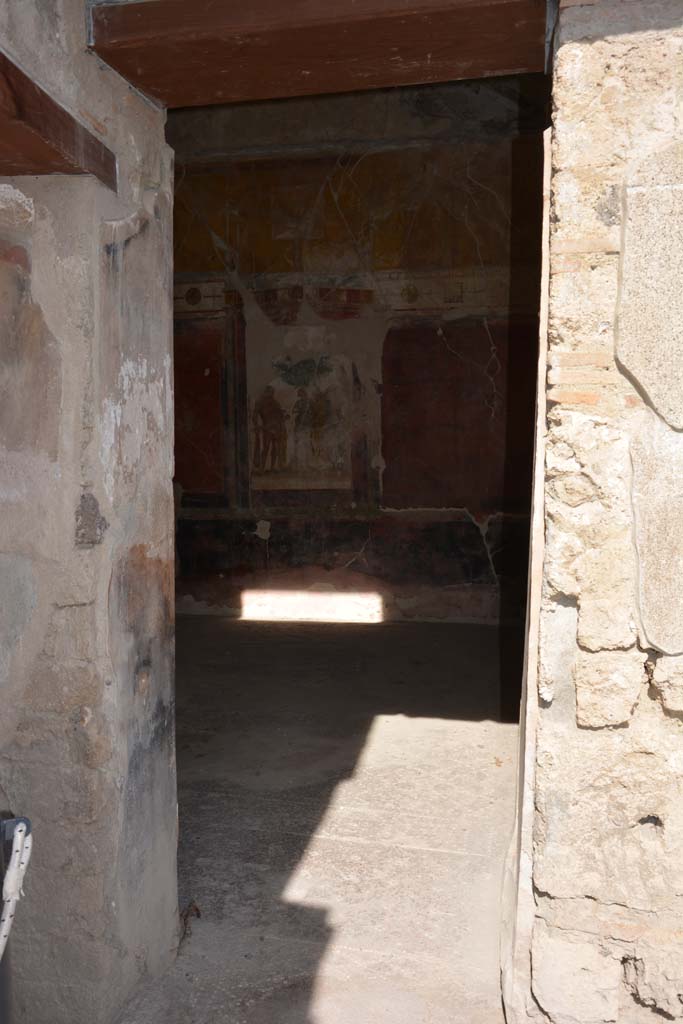 I.7.7 Pompeii. October 2019. Looking north through doorway of triclinium.
Foto Annette Haug, ERC Grant 681269 DÉCOR.


