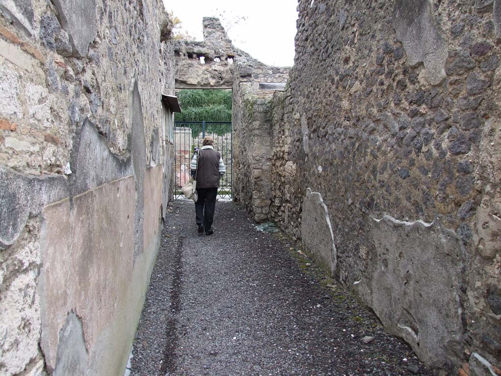 I.7.7 Pompeii. December 2006. Vestibule looking north to Via dell’Abbondanza.