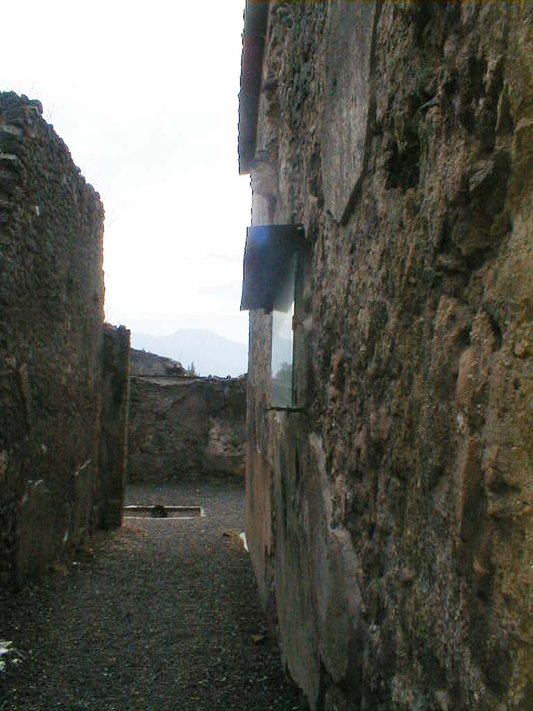 I.7.7 Pompeii. September 2004. Looking south along west wall of vestibule/entrance corridor.