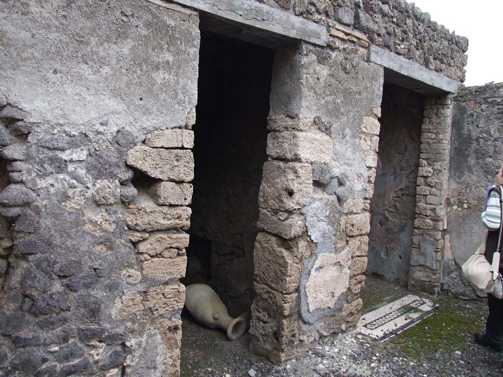 I.7.7 Pompeii. October 2019. Detail of doorway threshold from east ala.
Foto Annette Haug, ERC Grant 681269 DÉCOR.
