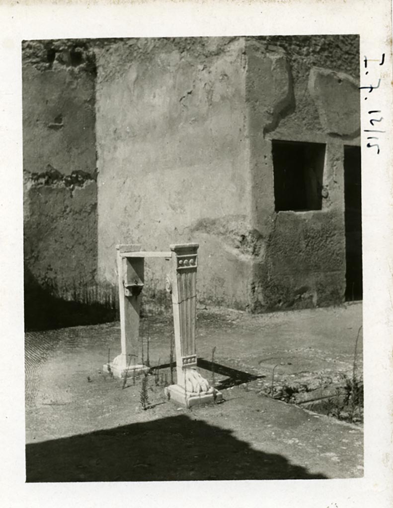 .7.11 Pompeii. Pre-1937-39. Looking north-west across atrium towards exedra and window into cubiculum.
Photo courtesy of American Academy in Rome, Photographic Archive. Warsher collection no. 1894.
