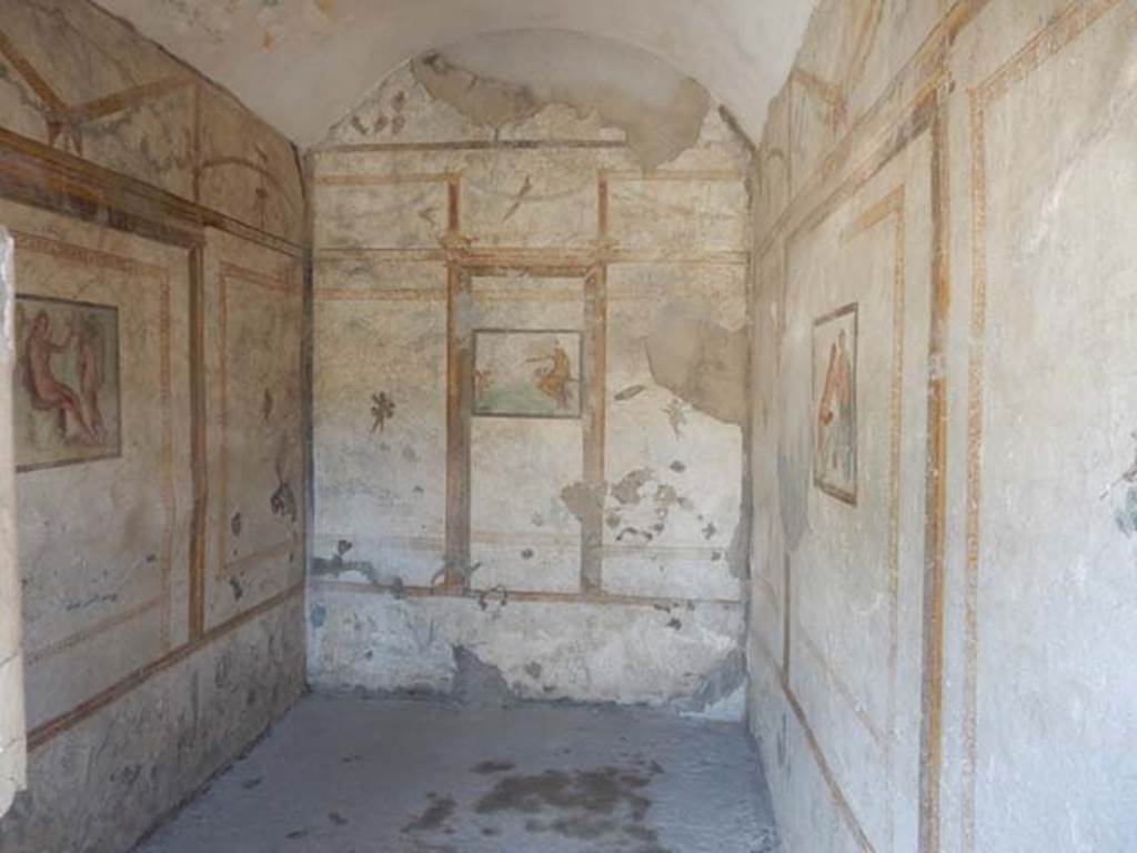 I.7.11 Pompeii. May 2017. Looking west through doorway into cubiculum. Photo courtesy of Buzz Ferebee.

