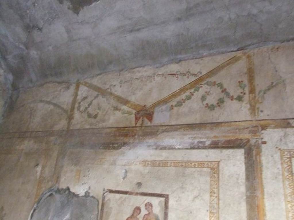 I.7.11 Pompeii. December 2006.Detail of wall painting of architecture and garlands from upper north wall of bedroom on west side of atrium.

