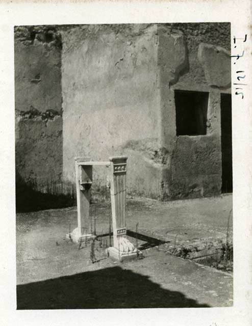 I.7.11 Pompeii. December 2006. Small room or cupboard on north side of lararium.