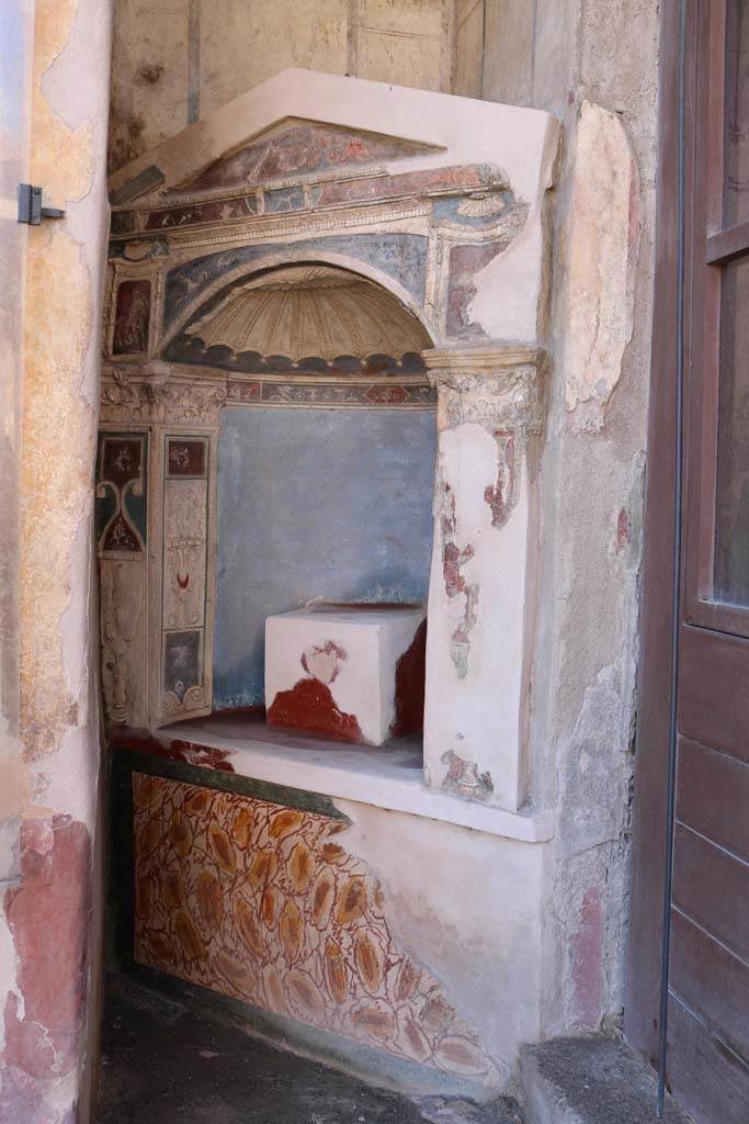 I.7.12 Pompeii. December 2018. 
Arched niche, against west wall of north portico. Photo courtesy of Aude Durand.
