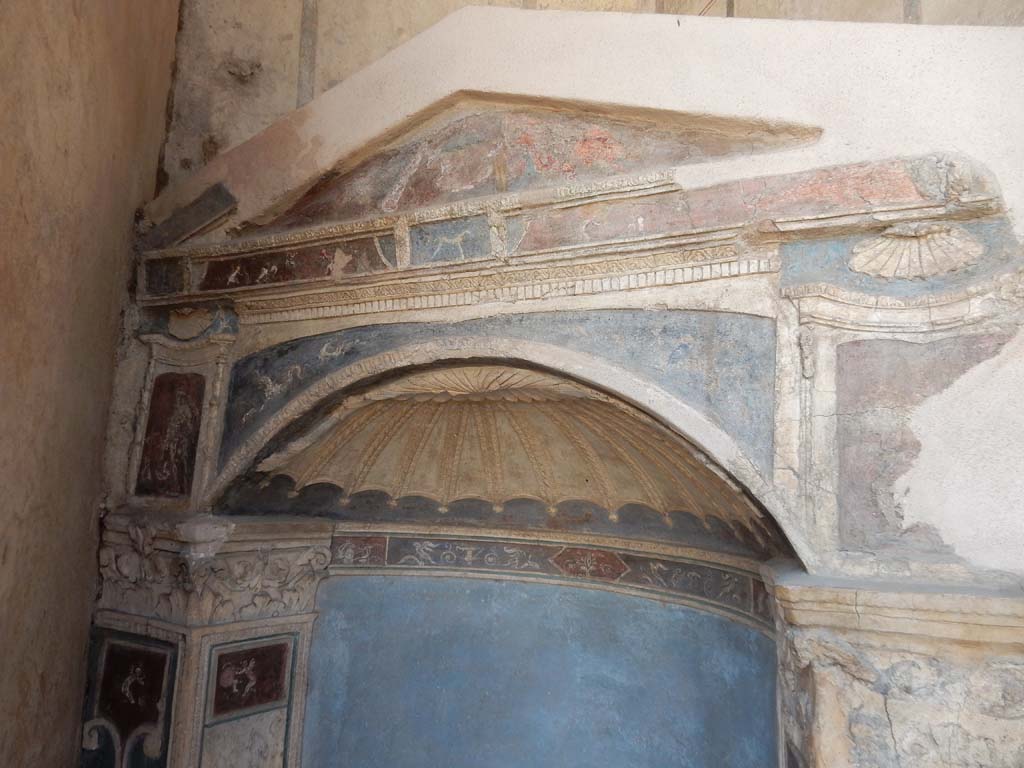 I.7.12 Pompeii. June 2019. Detail of arched niche. Photo courtesy of Buzz Ferebee.