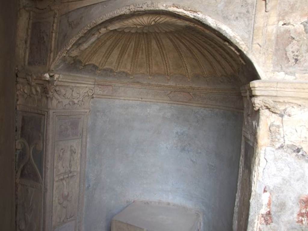 I.7.12 Pompeii. December 2006. Arched niche.See Giacobello, F., 2008. Larari Pompeiani: Iconografia e culto dei Lari in ambito domestico.  Milano: LED Edizioni. (p.254)