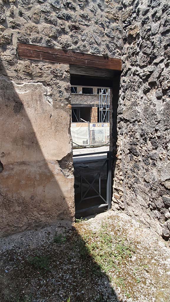 I.8.2 Pompeii. July 2021. 
Looking through doorway into I.8.1 from north wall of room in north-west corner of atrium. 
Foto Annette Haug, ERC Grant 681269 DÉCOR.
