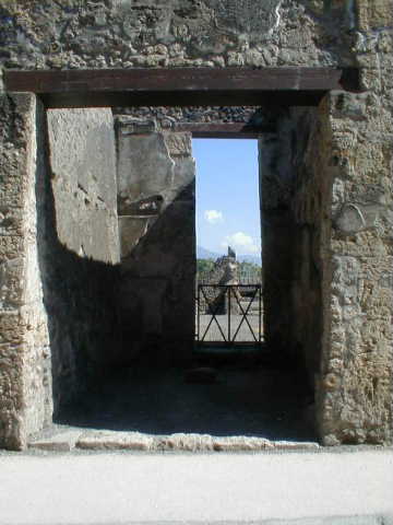I.8.3 Pompeii. May 2005. Entrance to shop, looking south.