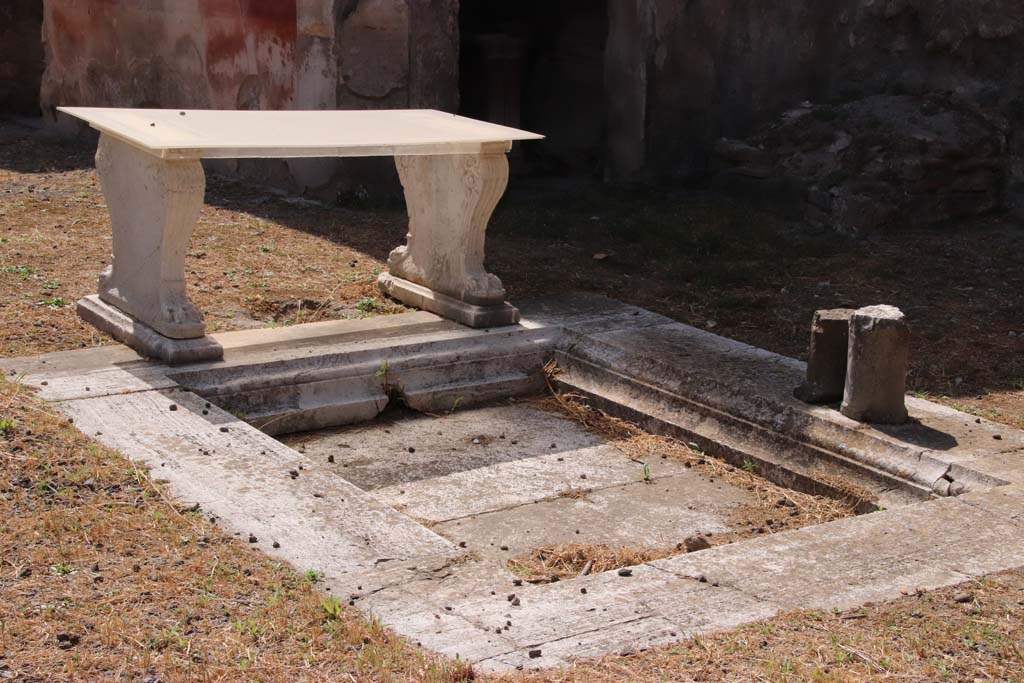 I.8.5 Pompeii. September 2019. Detail of table on south side of impluvium in atrium. Photo courtesy of Klaus Heese.
