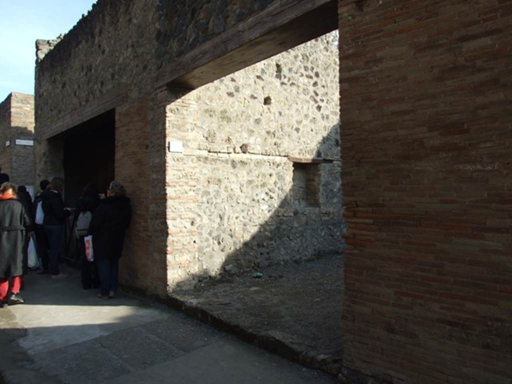 I.8.7 Pompeii. December 2007. Entrance doorway on Via dell’ Abbondanza. Looking east.