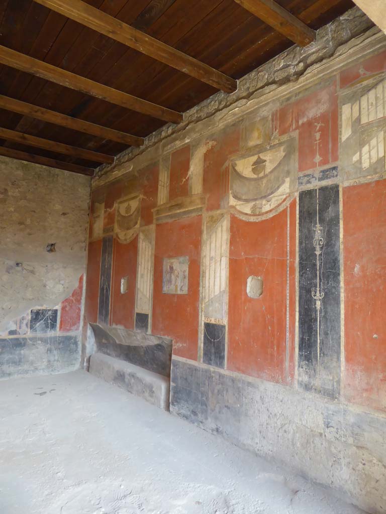 I.8.9 Pompeii.  March 2009. Room 8.  Portico.  North wall, with entrances to Tablinum, Corridor and Triclinium.