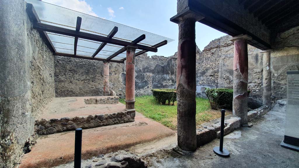 I.8.9 Pompeii. July 2021. Looking south from triclinium 7 across north portico towards garden area.
Foto Annette Haug, ERC Grant 681269 DÉCOR.
