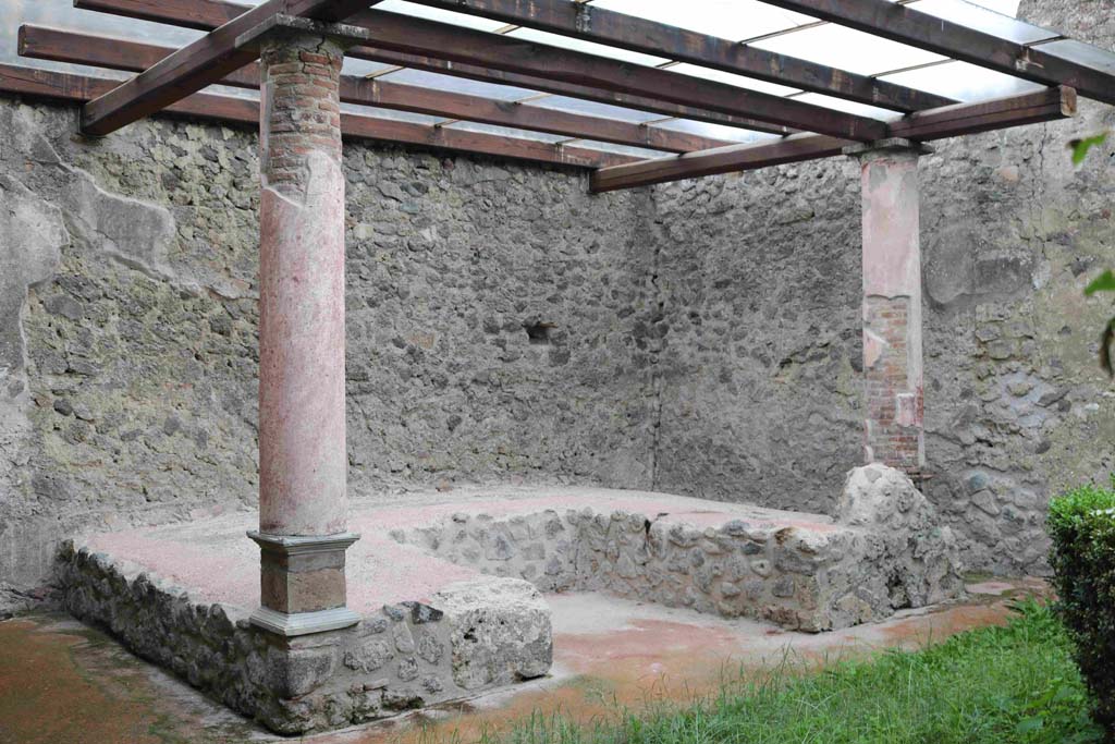 I.8.9 Pompeii. December 2018. Room 9, looking south-east towards triclinium in garden area. Photo courtesy of Aude Durand.