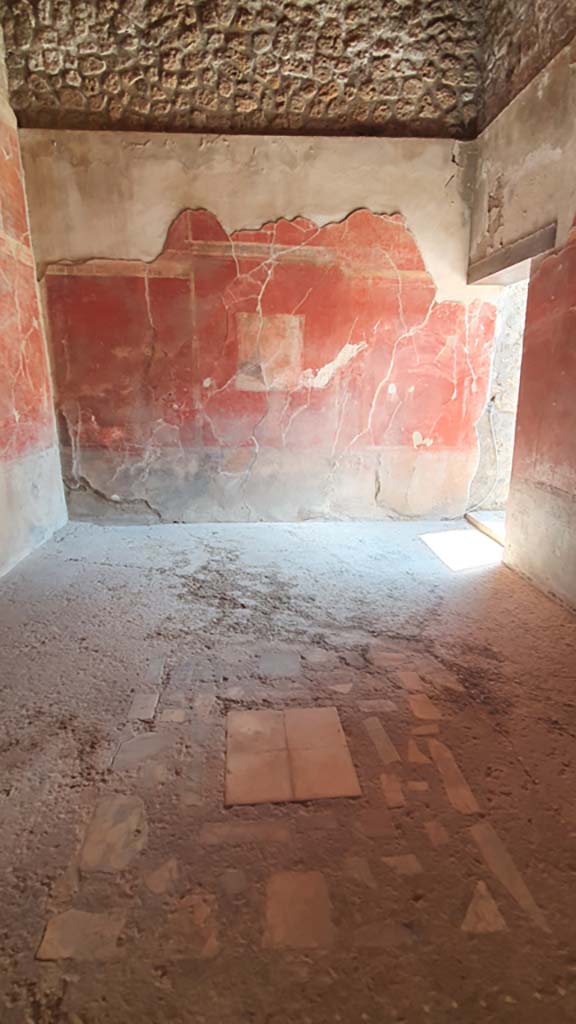 I.8.9 Pompeii. July 2021. Room 3, looking south across flooring. 
Foto Annette Haug, ERC Grant 681269 DÉCOR.
