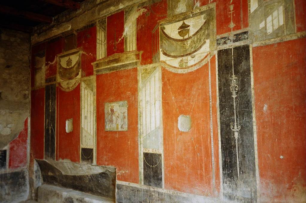 I.8.9 Pompeii.  March 2009.  Room 7.  Triclinium.  East wall, with recess.