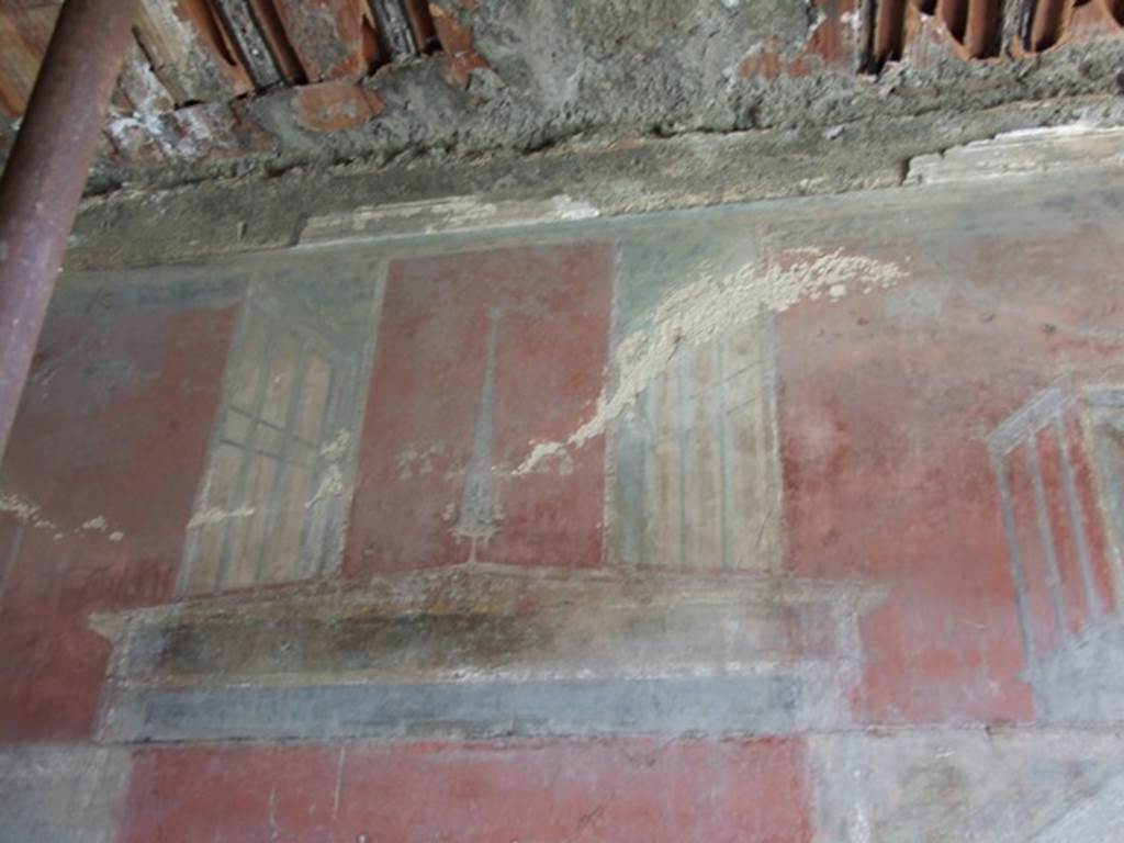 I.8.9 Pompeii. May 2015. Room 7, detail from upper part of east wall showing architectural painting at south end. Photo courtesy of Buzz Ferebee.
