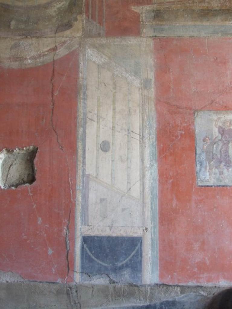 I.8.9 Pompeii.  March 2009. Room 7. Triclinium.  East wall.  Lower level.  Architectural painting at north side of central panel.