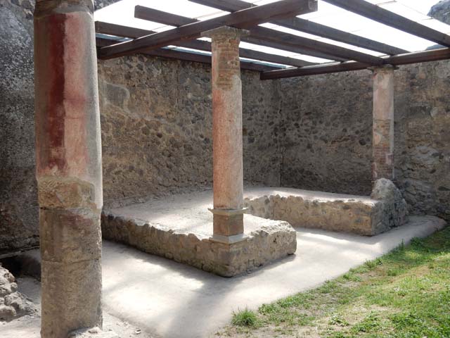 I.8.9 Pompeii. May 2015. Room 9, remains of portico wall on north side of triclinium. Photo courtesy of Buzz Ferebee.

