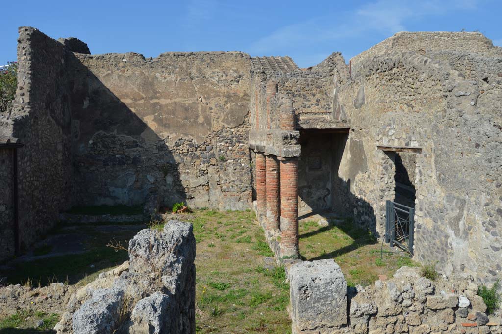 I.8.10 Pompeii. October 2022. 
Looking north-west from entrance doorway into peristyle area 1. Photo courtesy of Klaus Heese. 
