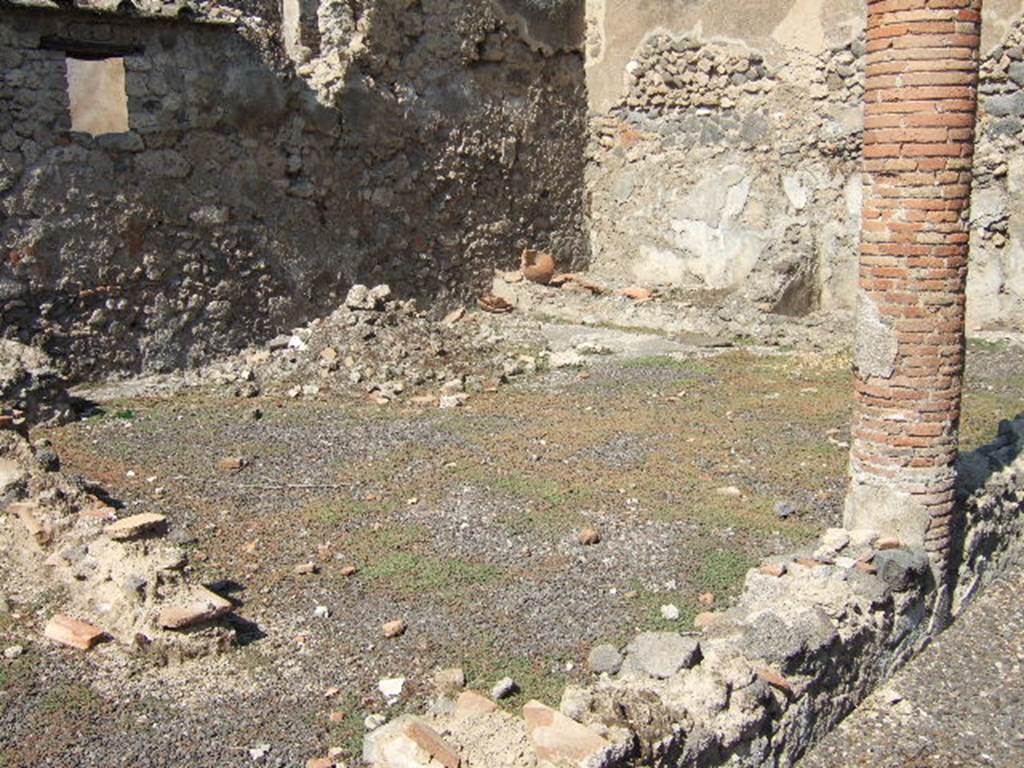I.8.10 Pompeii. September 2005. Looking north-west across peristyle area 1 to rear rooms 4, 7 and 8.