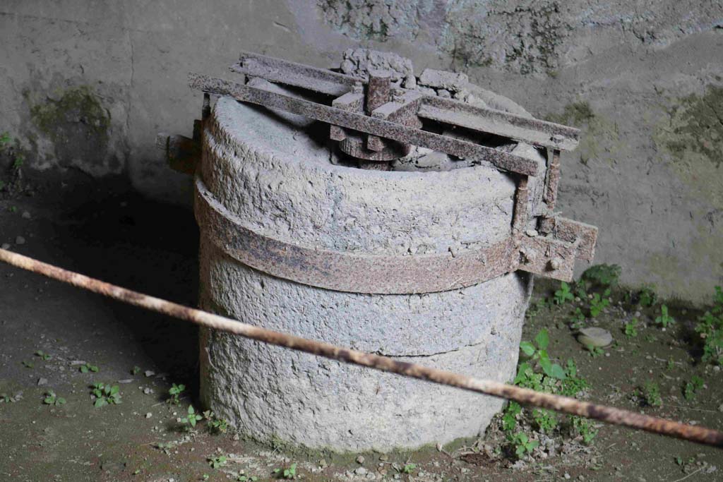 I.8.15 Pompeii. December 2018. Manual mill/reel, to be seen near east wall. Photo courtesy of Aude Durand.