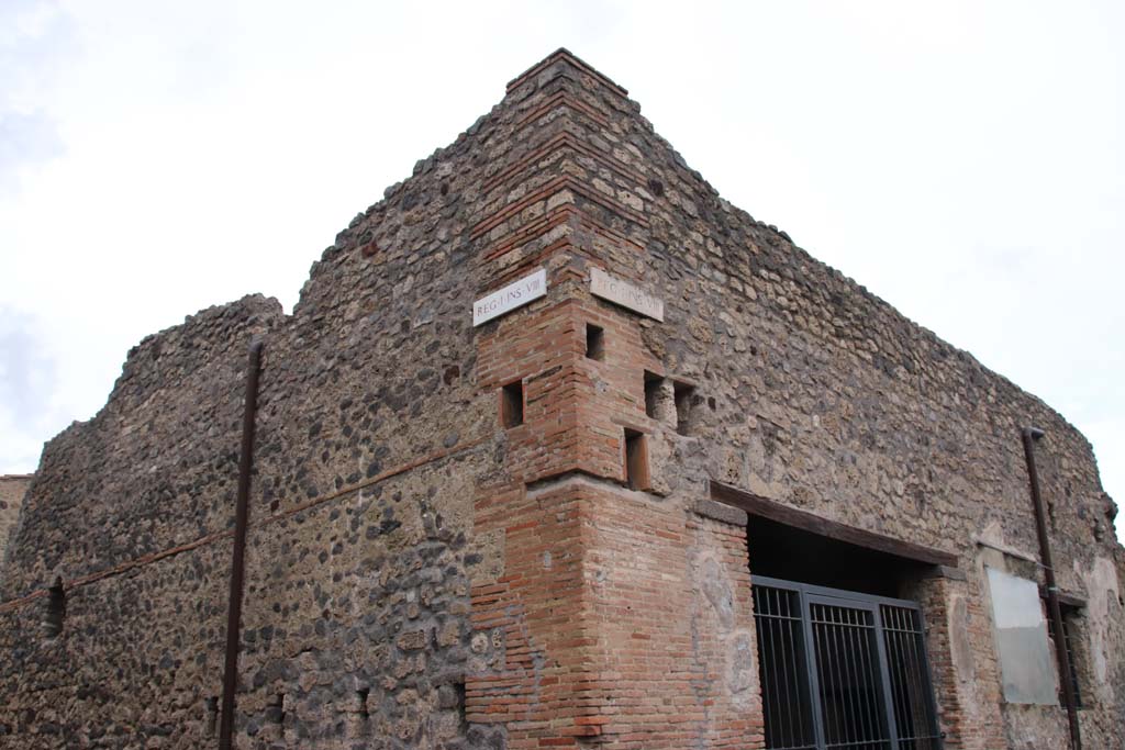 I.8.15 Pompeii. December 2018. South-west corner of insula, with entrance doorway on Via di Castricio, in centre. 
Vicolo dell’Efebo is seen on the left. Photo courtesy of Aude Durand.
