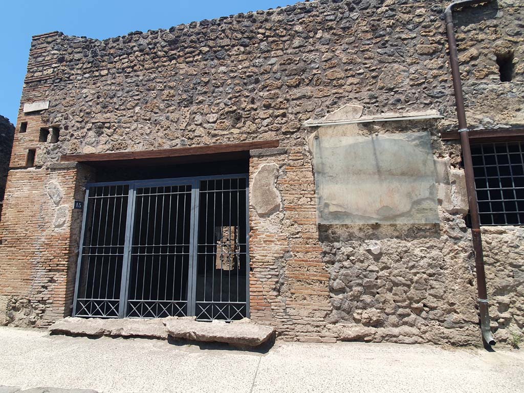 I.8.15 Pompeii. October 2017. Looking north to entrance doorway.
Foto Taylor Lauritsen, ERC Grant 681269 DÉCOR.
