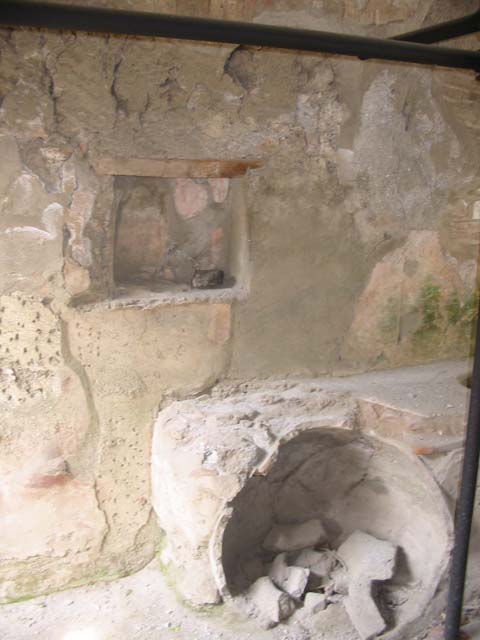 I.8.15 Pompeii. December 2018. 
South end of east wall with painted decoration above doorway, leading to kiln and plant for production of pigments. Photo courtesy of Aude Durand.
