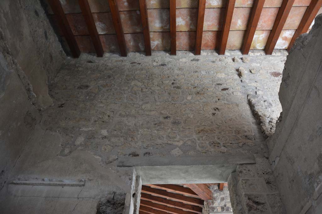 I.8.17 Pompeii. March 2019. Room 15, upper east wall above alcove, on left, and above doorway, on right.
Foto Annette Haug, ERC Grant 681269 DÉCOR.
