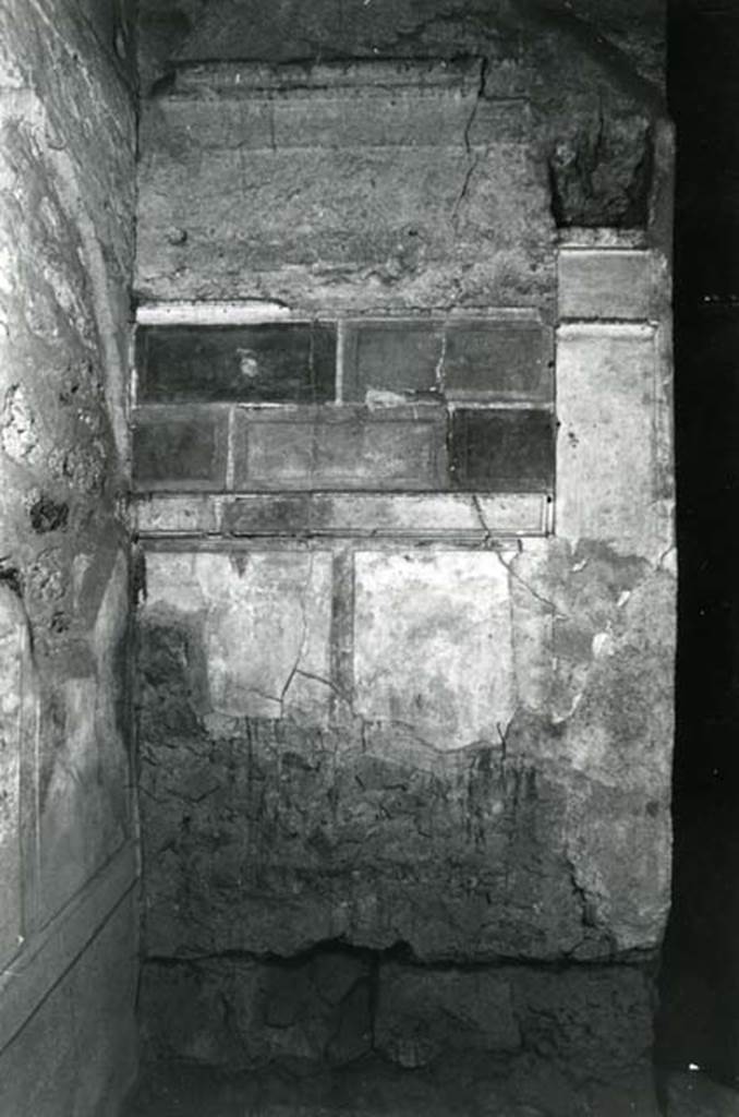 I.8.17 Pompeii. 1972. Room 15. Casa dei Quattro Stili, cubiculum N, E wall. Photo courtesy of Anne Laidlaw.
American Academy in Rome, Photographic Archive. Laidlaw collection _P_72_14_7.
