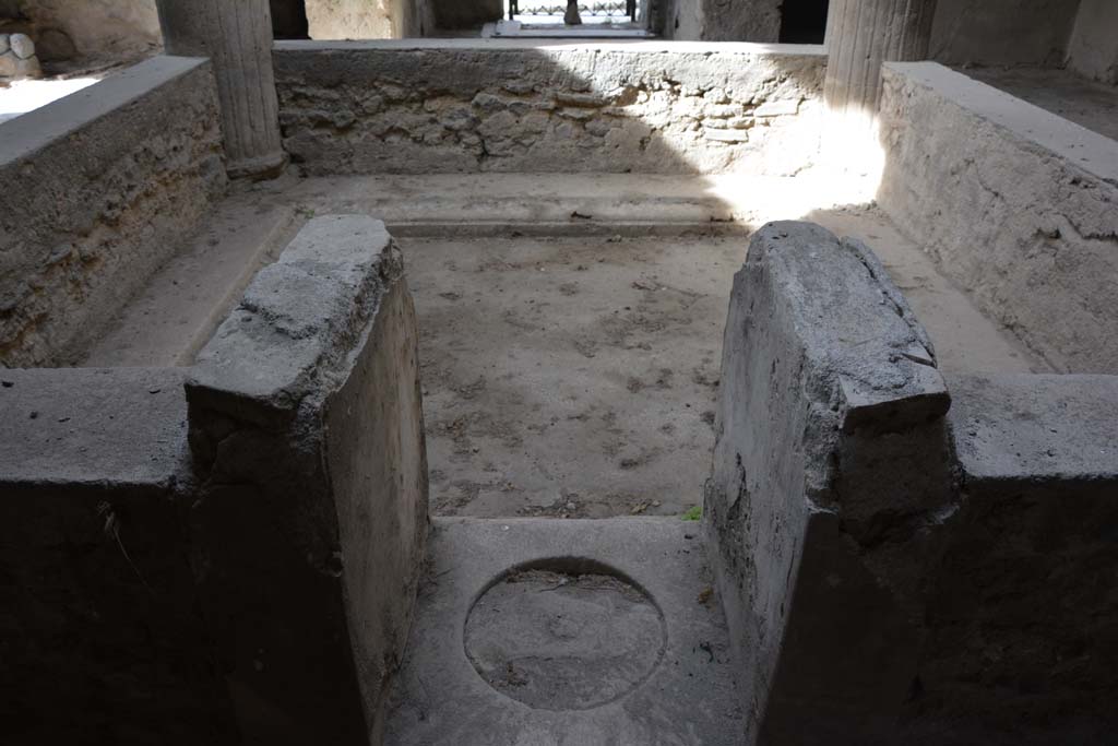 I.8.17 Pompeii. March 2019. Room 3, atrium, looking west across table-legs on east side of impluvium. 
Foto Annette Haug, ERC Grant 681269 DÉCOR.

