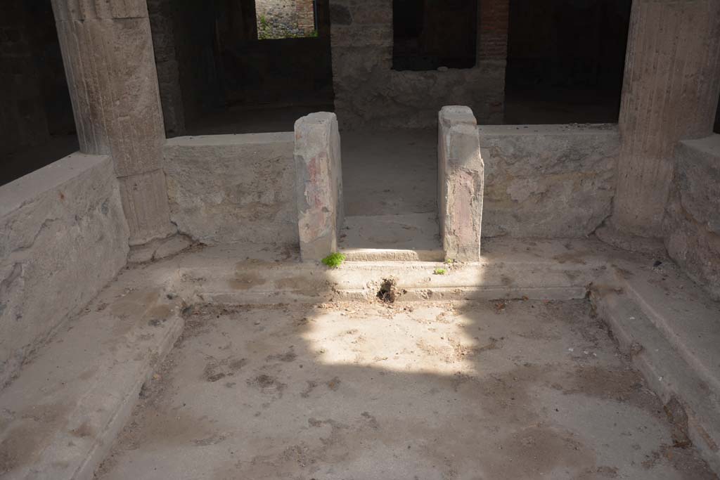 I.8.17 Pompeii. March 2019. Atrium 3, looking east across impluvium towards table-legs.  
Foto Annette Haug, ERC Grant 681269 DÉCOR.


