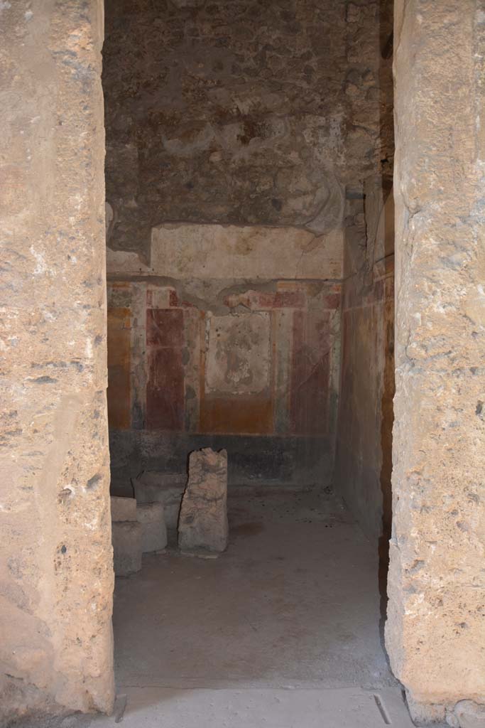 I.8.17 Pompeii. October 2019. Room 4, looking west through doorway.
Foto Annette Haug, ERC Grant 681269 DÉCOR.
