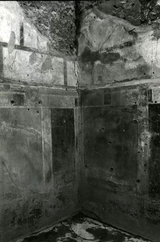 I.8.17 Pompeii. 1975. Room 4. Casa dei Quattro Stili, room right S of entrance, right SW wall.  
Photo courtesy of Anne Laidlaw.
American Academy in Rome, Photographic Archive. Laidlaw collection _P_75_2_21.
