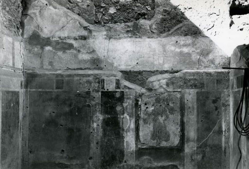I.8.17 Pompeii. 1975. Room 4. Casa dei Quattro Stili, room right S of entrance, right SW corner and W wall.  Photo courtesy of Anne Laidlaw.
American Academy in Rome, Photographic Archive. Laidlaw collection _P_75_2_22. 

