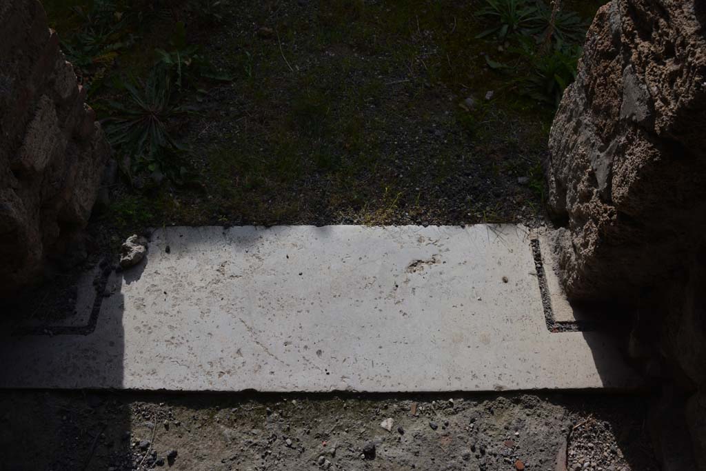 I.8.17 Pompeii. March 2019. Room 6, looking south across doorway threshold.
Foto Annette Haug, ERC Grant 681269 DÉCOR.
