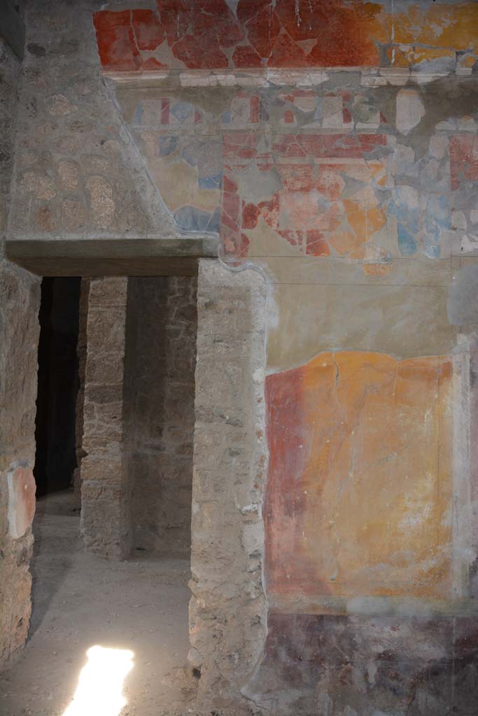 I.8.17 Pompeii. March 2019. 
Room 9, north wall of tablinum at west end, with doorway to room 10.
Foto Annette Haug, ERC Grant 681269 DÉCOR.


