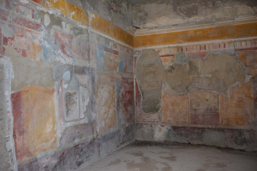 I.8.17 Pompeii. October 2019. Room 9, looking towards north wall, north-east corner and east wall of tablinum.
Foto Annette Haug, ERC Grant 681269 DÉCOR.
