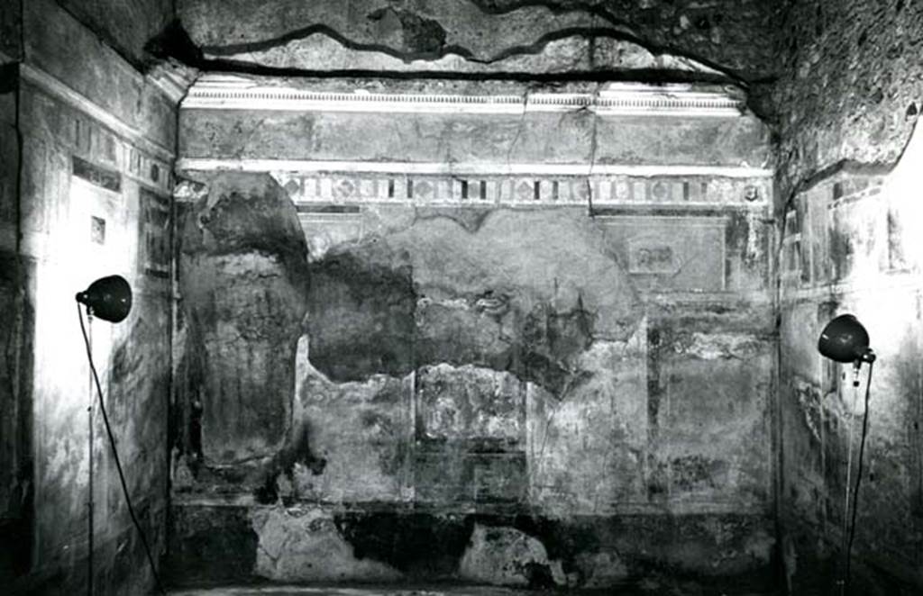 I.8.17 Pompeii. 1972. Room 9. Casa dei Quattro Stili, oecus of atrium, back E wall.  Photo courtesy of Anne Laidlaw.
American Academy in Rome, Photographic Archive. Laidlaw collection _P_72_14_32. 
