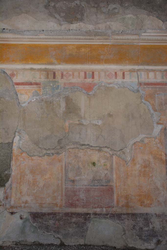 I.8.17 Pompeii. March 2019. Room 9, central panel on east wall of tablinum.
Foto Annette Haug, ERC Grant 681269 DÉCOR.
In the red predella beneath the central painting, two birds eating fruit can be seen.


