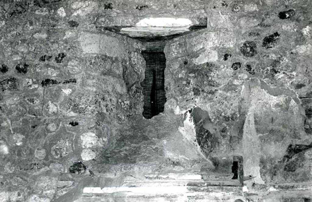 .8.17 Pompeii. 1972. Room 9. Casa dei Quattro Stili, pillared oecus,S wall, window.  Photo courtesy of Anne Laidlaw.
American Academy in Rome, Photographic Archive. Laidlaw collection _P_72_15_2.
