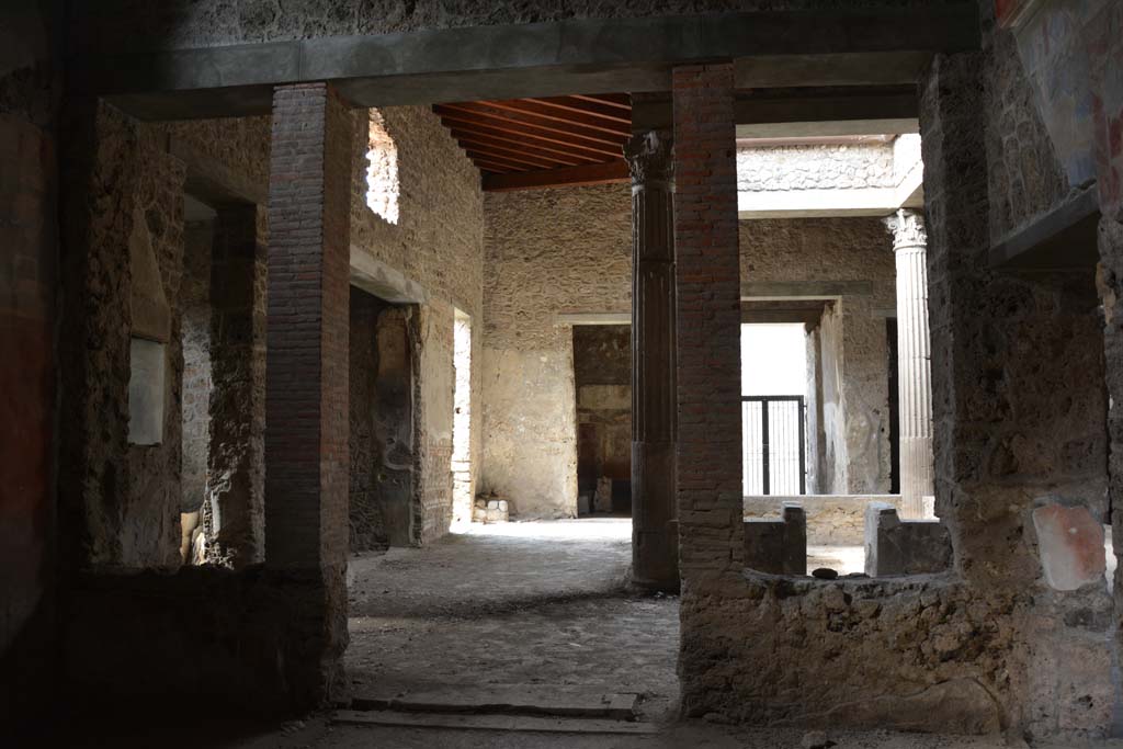 I.8.17 Pompeii. March 2019. Room 9, looking west from tablinum towards atrium 3.
Foto Annette Haug, ERC Grant 681269 DÉCOR.

