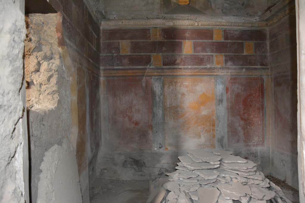 I.8.17 Pompeii. March 2019. Room 12, looking north through doorway.
Foto Annette Haug, ERC Grant 681269 DÉCOR.
