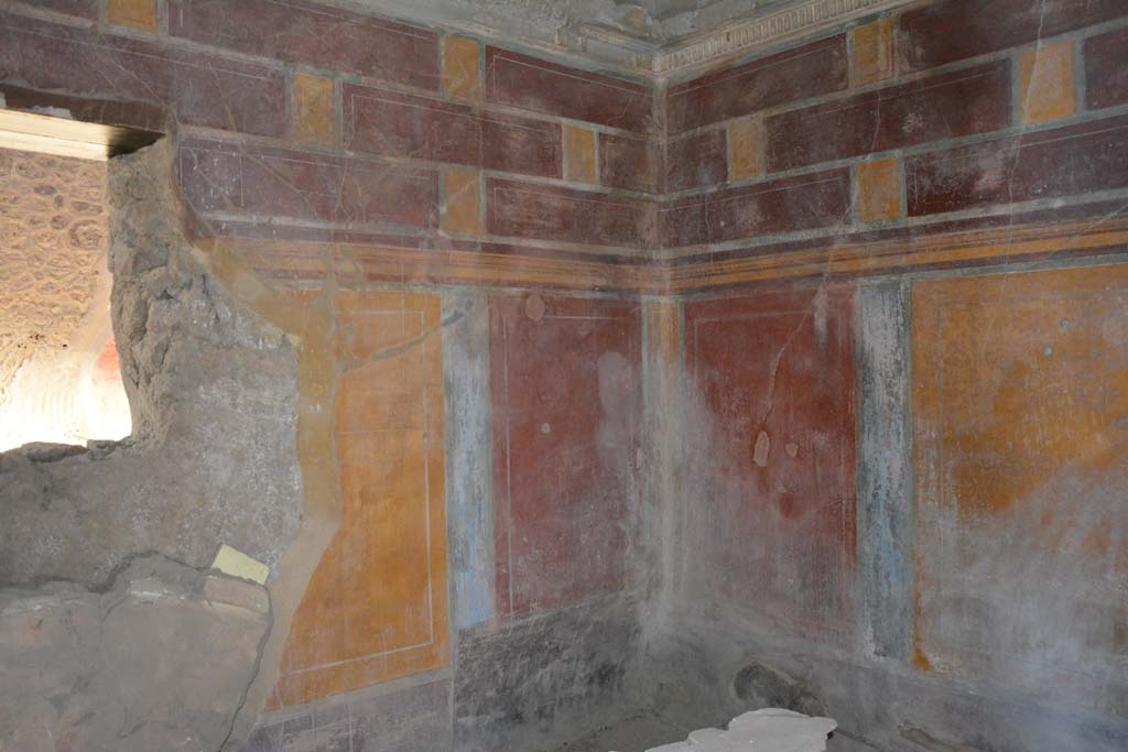I.8.17 Pompeii. October 2019. Room 12, looking north along west wall towards north-west corner.
Foto Annette Haug, ERC Grant 681269 DÉCOR.

