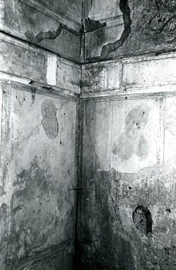 I.8.17 Pompeii. 1972. Room 15. Casa dei Quattro Stili, cubiculum left N, SW corner.  Photo courtesy of Anne Laidlaw.
American Academy in Rome, Photographic Archive. Laidlaw collection _P_72_13_25. 
